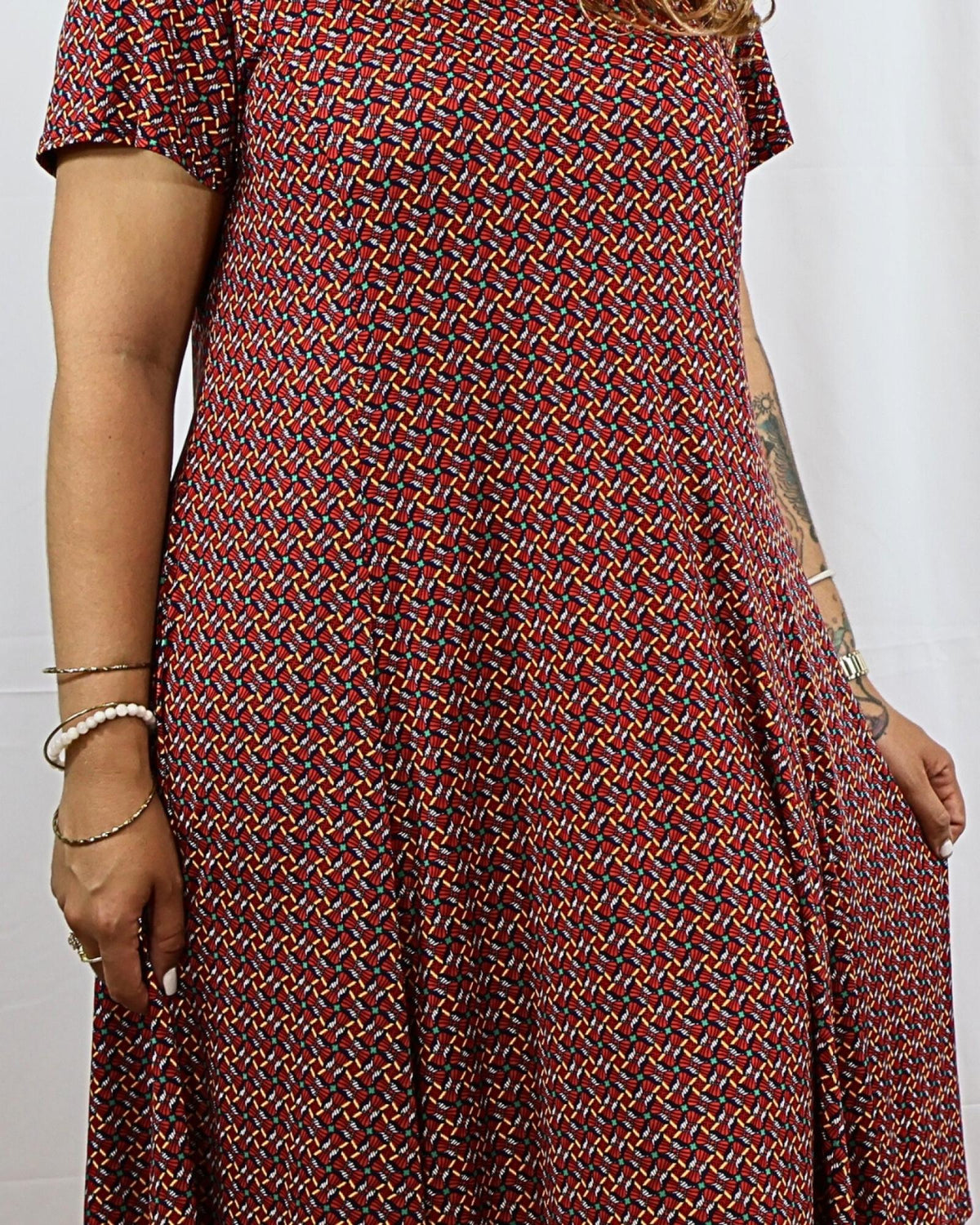 Robe casual grandes tailles géométrique rouge Modèle Isabella - Santa Mode - vue 3
