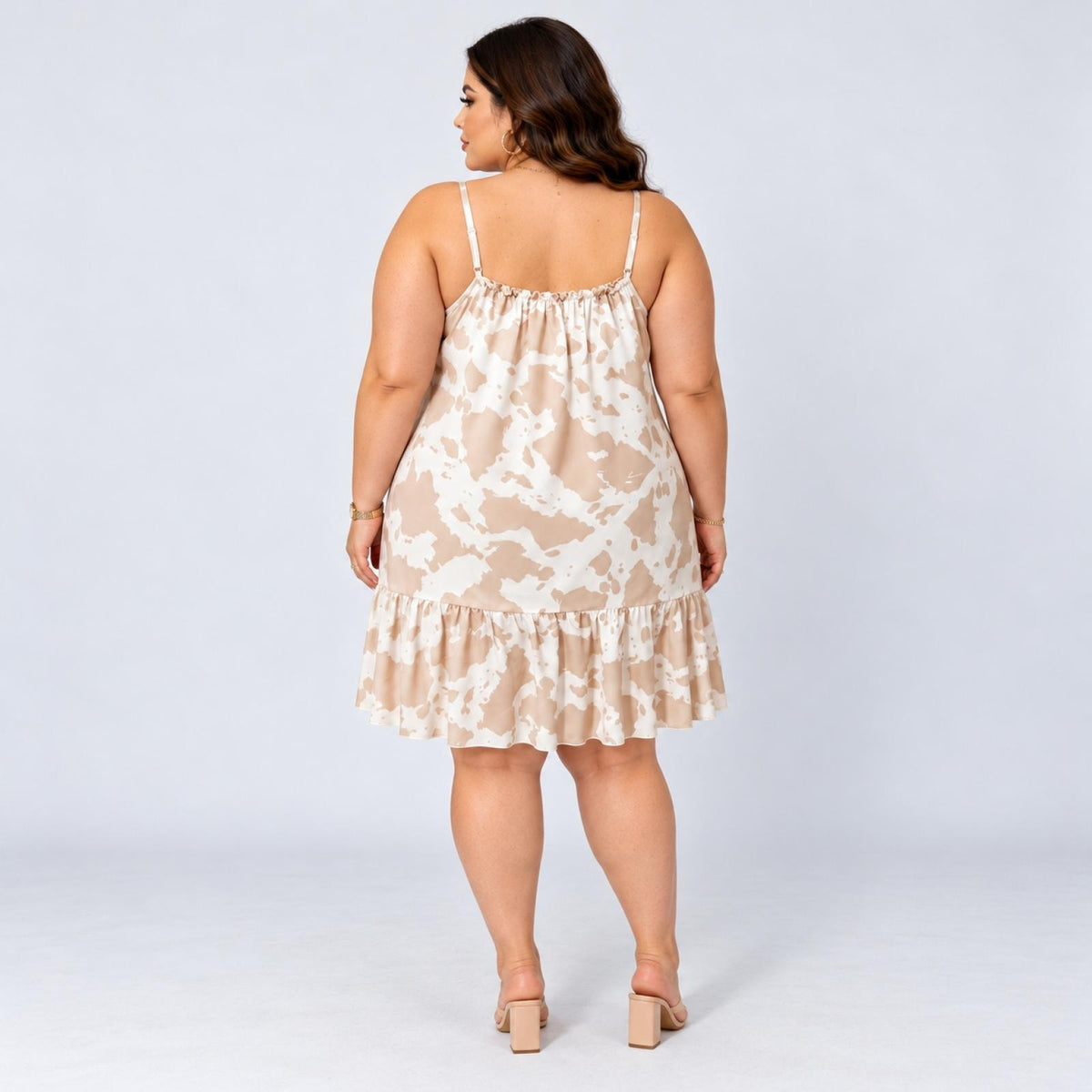 Robe grandes tailles beige à bretelles et volant Modèle Leyna - vue 2