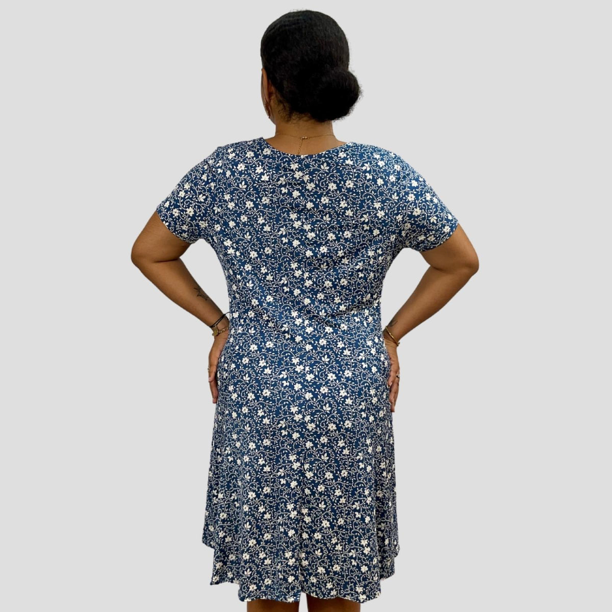Robe grandes tailles bleu marine florale Modèle Evelina - Santa Mode - vue 2