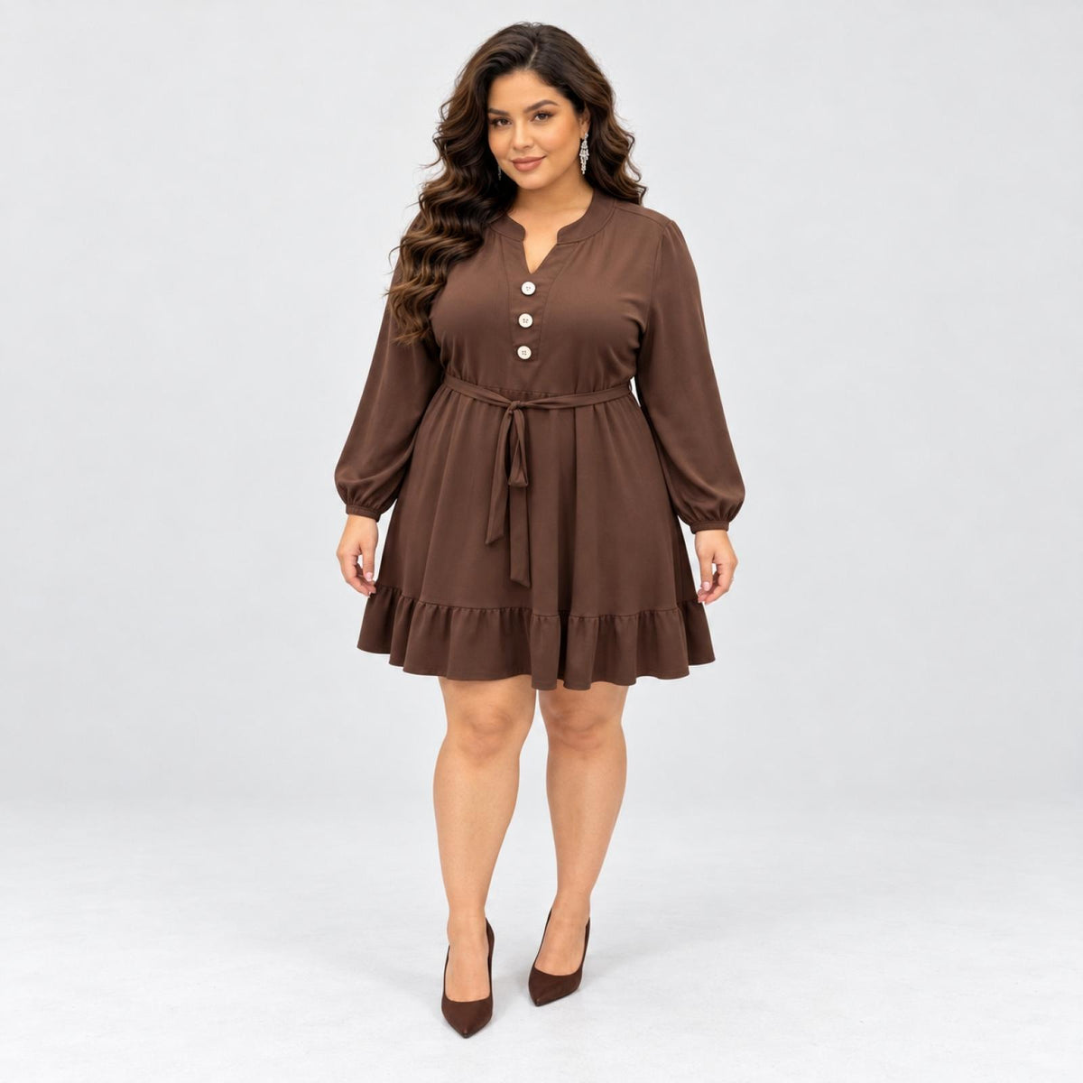 Robe grandes tailles café ceinturée col V à volant Modèle Aélis
