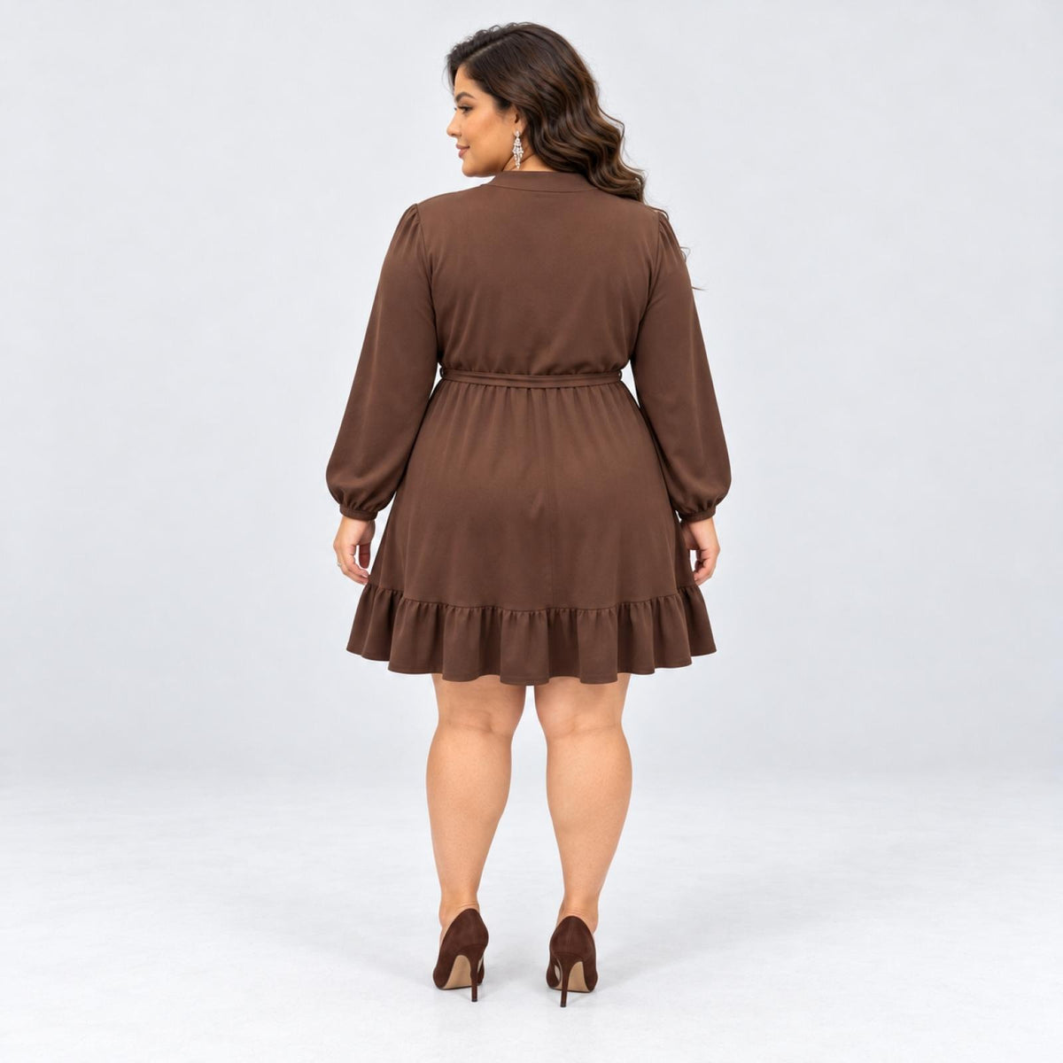 Robe grandes tailles café ceinturée col V à volant Modèle Aélis - vue 2