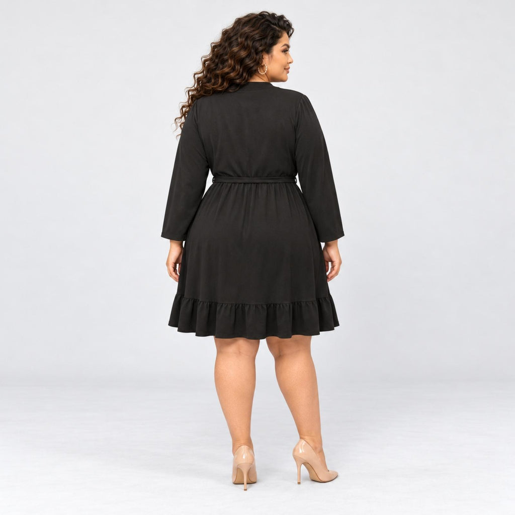 Robe grandes tailles noire ceinturée col V à volant Modèle Aélis - vue 2