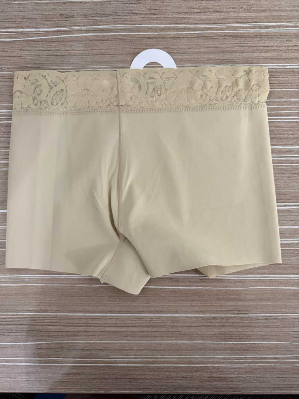 Short gainant beige à taille en dentelle - vue 8
