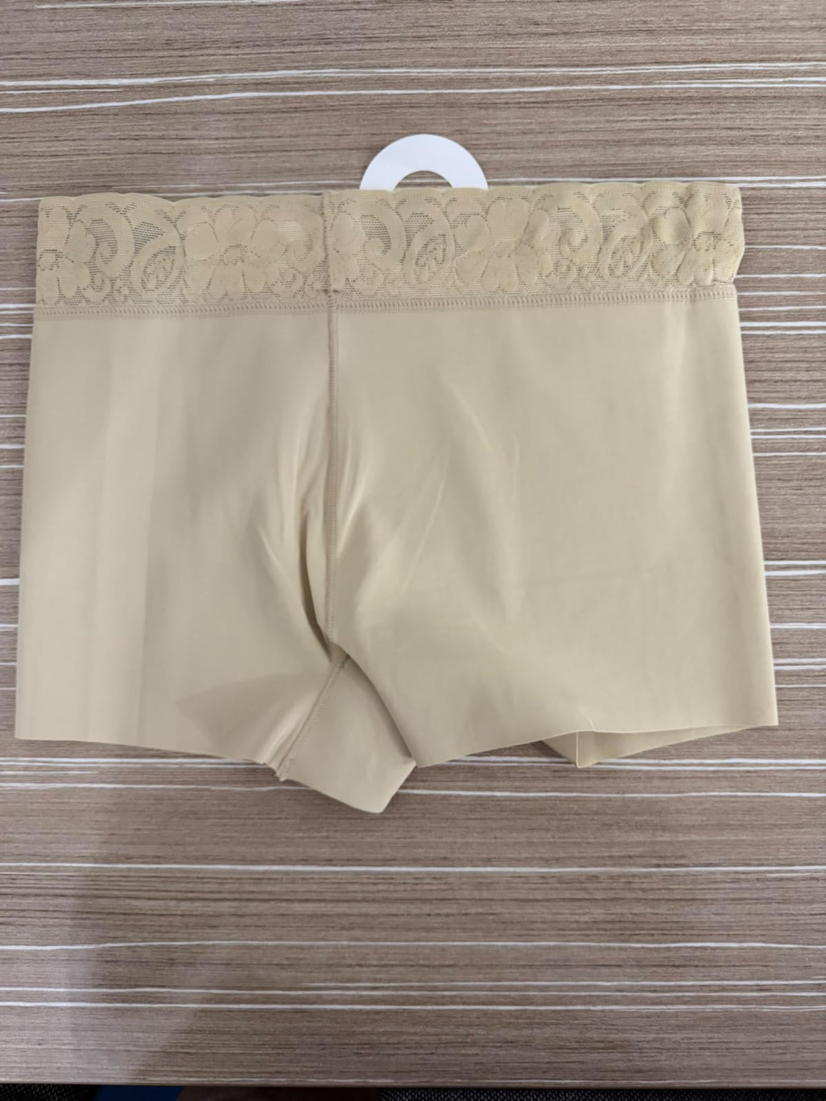 Short gainant beige à taille en dentelle - vue 8