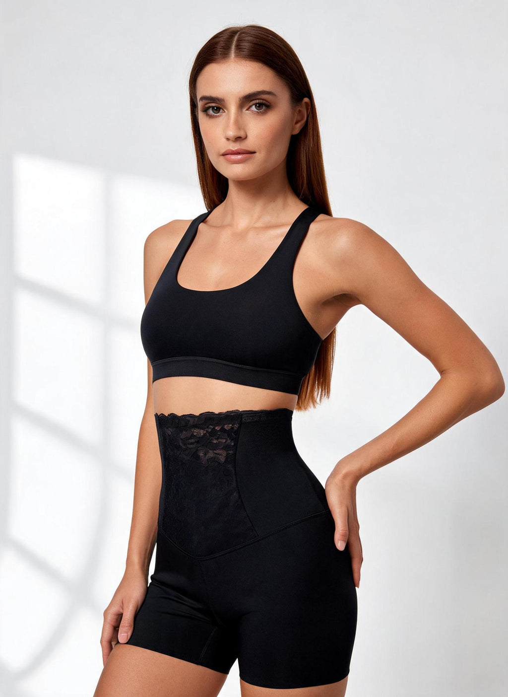 Short gainant noir à taille en dentelle