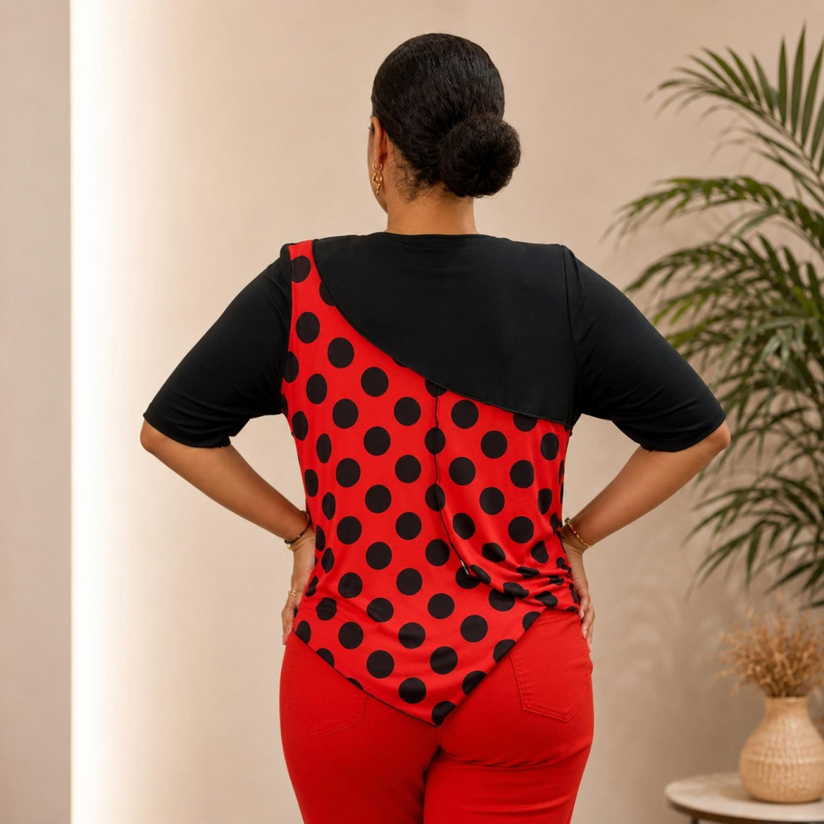 T-shirt grandes tailles asymétrique à pois Modèle Liver - Edmond Boublil - vue 2