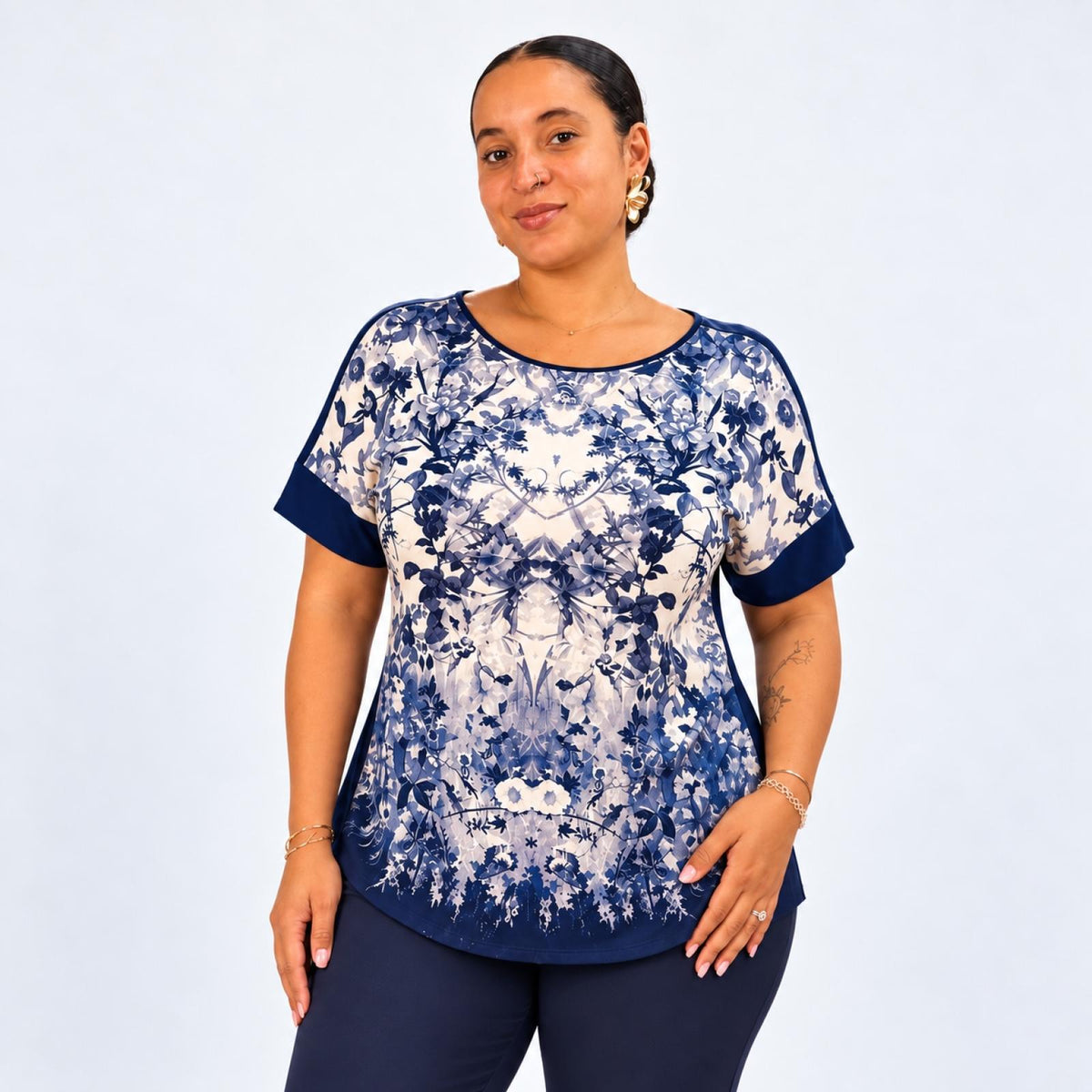 Top grandes tailles imprimé fleuri bleu nuit Modèle Vittoria
