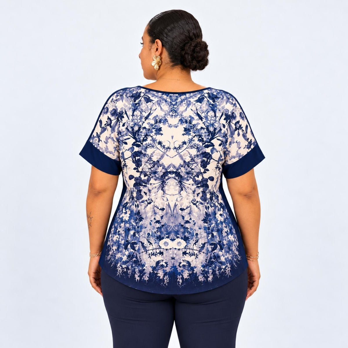 Top grandes tailles imprimé fleuri bleu nuit Modèle Vittoria - vue 2