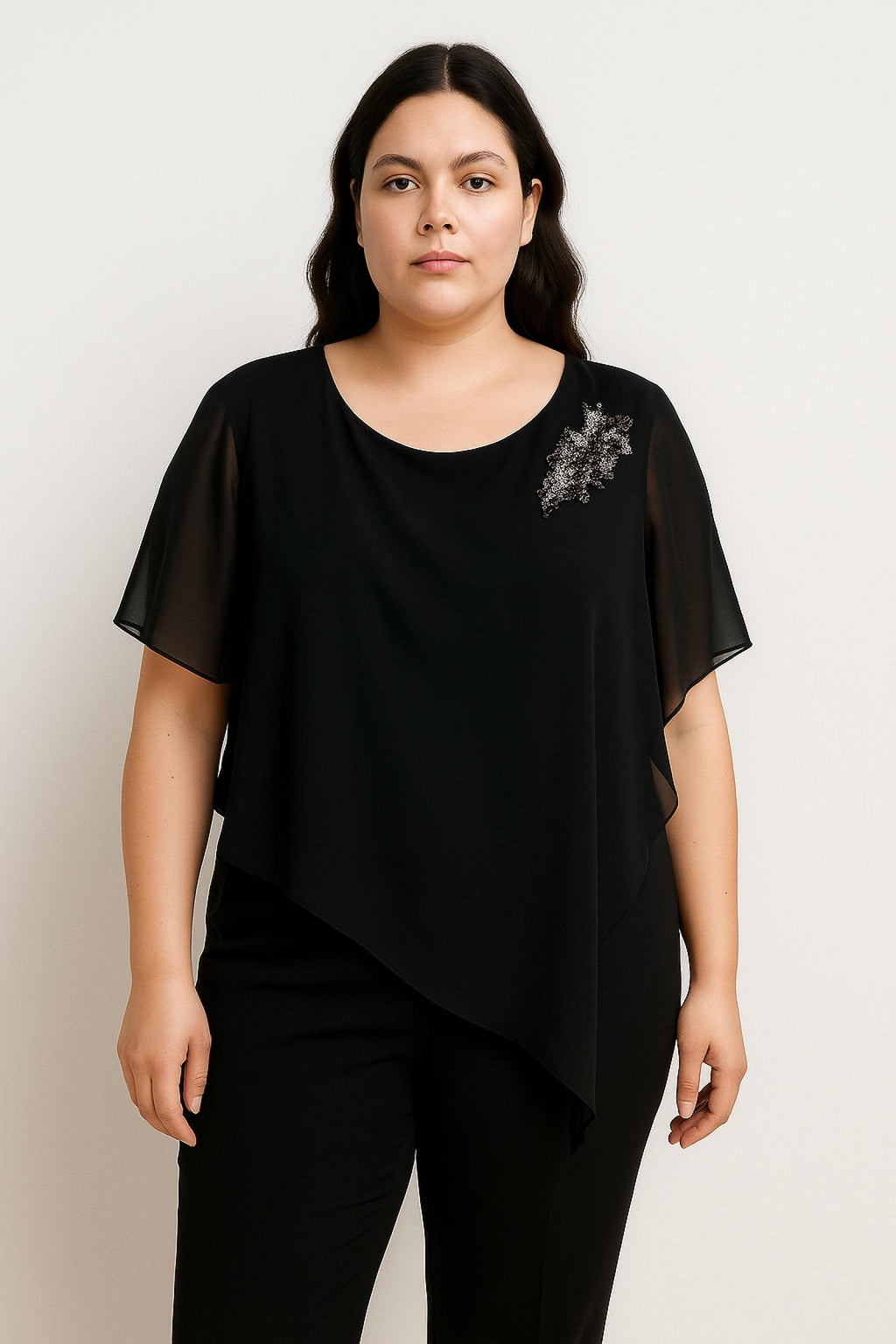Top grandes tailles noir asymétrique Modèle Irina
