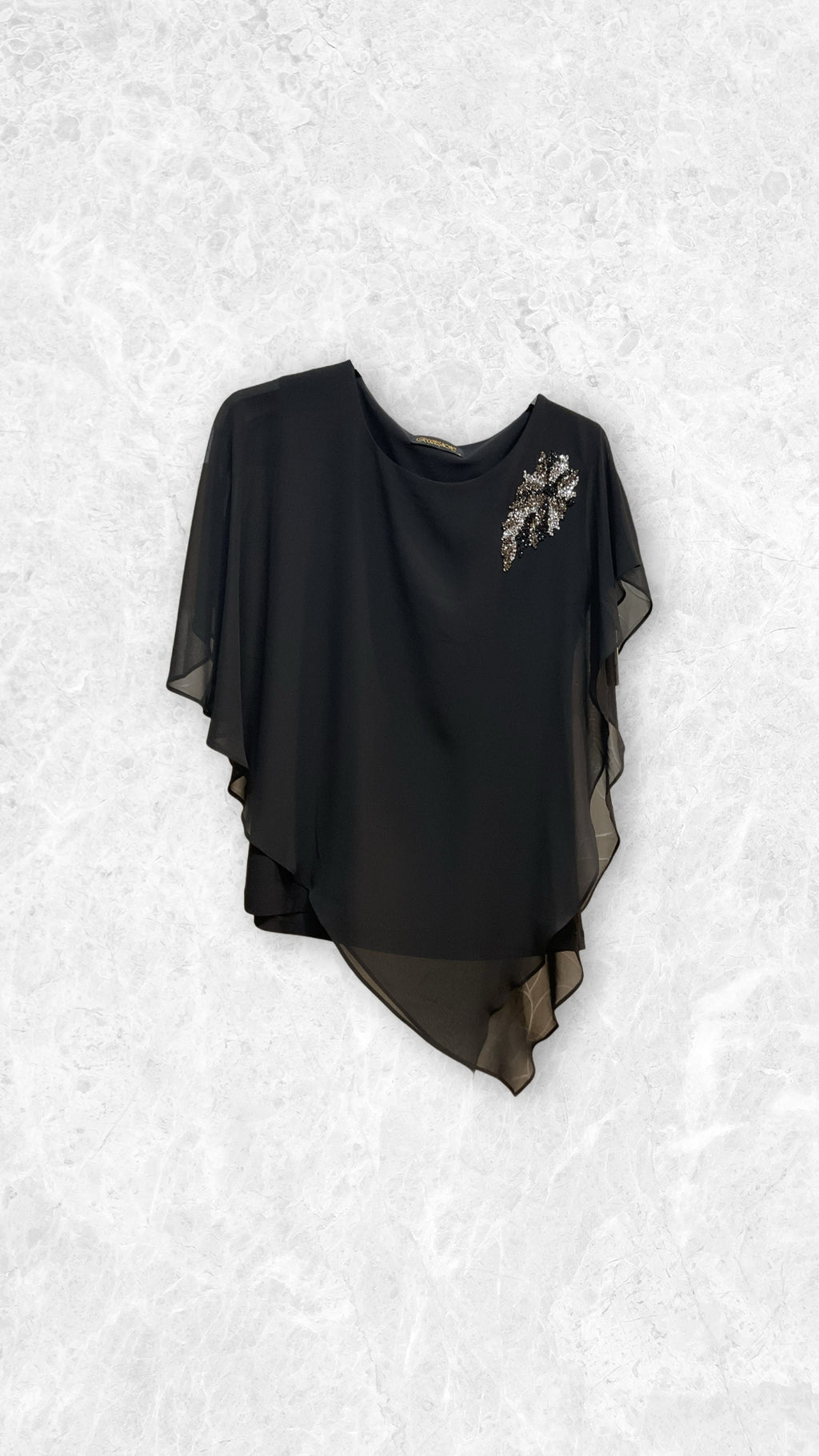 Top grandes tailles noir asymétrique Modèle Irina - vue 2